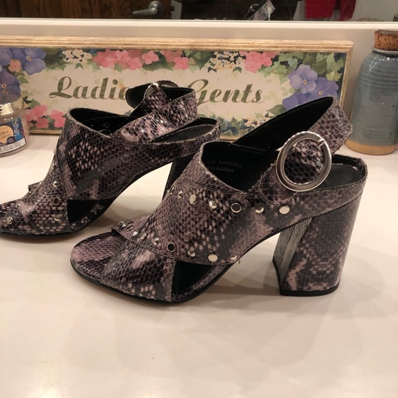 🎊HP🎊TOPSHOP Nixie Studded Sandals - Picture 8 of 8